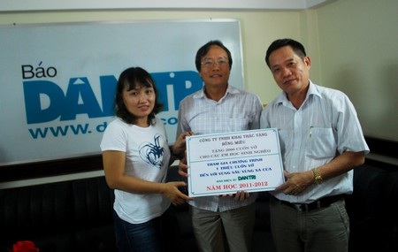 Bạn đọc Dân trí tại Đà Nẵng ủng hộ “Một triệu cuốn vở đến với vùng sâu vùng xa” - 3 Bạn đọc Dân trí tại Đà Nẵng ủng hộ “Một triệu cuốn vở đến với vùng sâu vùng xa” - 3