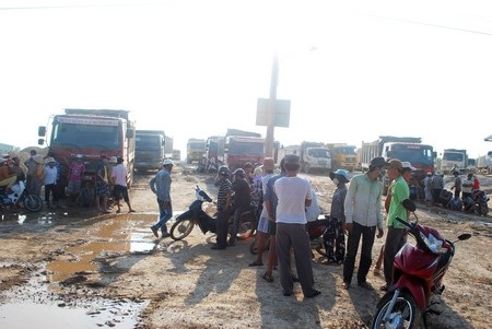 Dân chặn xe vì quá bụi, gần 100 xe chở đất “tê liệt” - 1