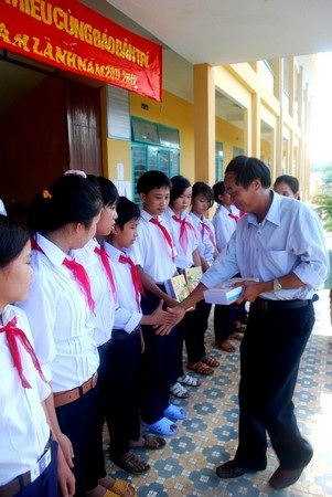 Những cuốn vở đầu tiên đến với học sinh nghèo - 1