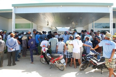 Côn đồ chém người, hàng trăm dân lại bao vây trụ sở đơn vị thi công - 2 Côn đồ chém người, hàng trăm dân lại bao vây trụ sở đơn vị thi công - 2