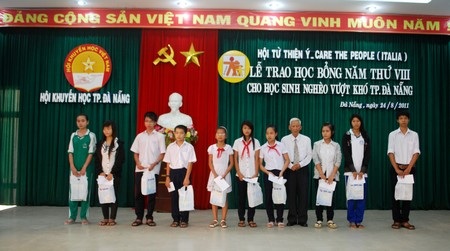 Đà Nẵng: Trao học bổng đến 85 học sinh có hoàn cảnh khó khăn - 1 Đà Nẵng: Trao học bổng đến 85 học sinh có hoàn cảnh khó khăn - 1