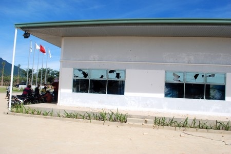 Côn đồ chém người, hàng trăm dân lại bao vây trụ sở đơn vị thi công - 5 Côn đồ chém người, hàng trăm dân lại bao vây trụ sở đơn vị thi công - 5