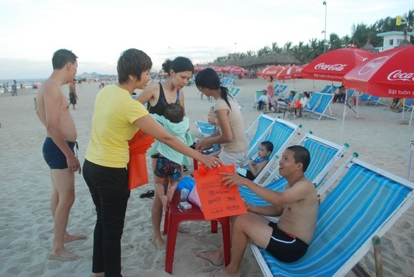 Tặng 3.000 túi tự hủy cho khách du lịch biển - 1