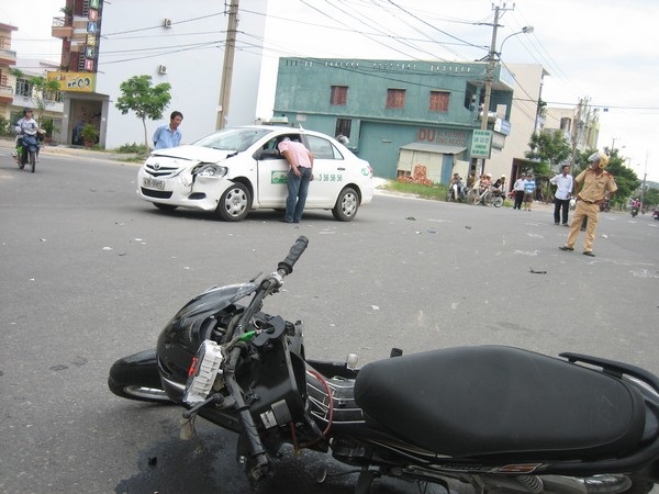 Taxi và xe máy đâm nhau, 2 người nguy kịch - 1 Taxi và xe máy đâm nhau, 2 người nguy kịch - 1