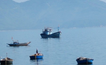 Đưa một ngư dân tử vong trên biển vào bờ - 1