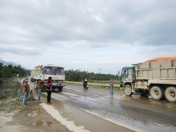 Tạm "cấm" xe tải ben trong thời gian thí sinh thi tốt nghiệp THPT - 1