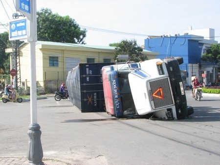 Nổ lốp trước, xe đầu kéo đổ vật giữa ngã tư - 1