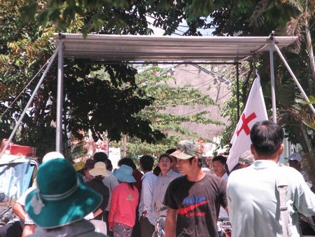 Chồng uống rượu say, tưới xăng đốt cả nhà - 1