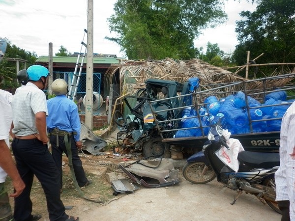 Hai xe tải đối đầu, 3 người nguy kịch - 1