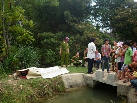 Đi thăm đồng, phát hiện xác chết dưới kênh - 1