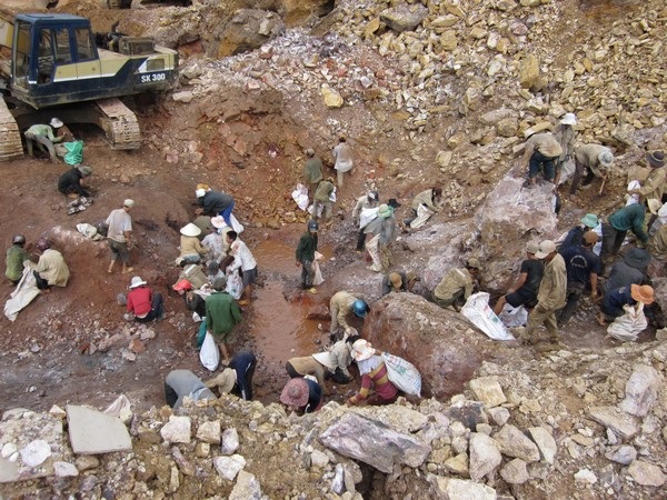 Yêu cầu xử lý dứt điểm “điểm nóng” Bồng Miêu - 1 Yêu cầu xử lý dứt điểm “điểm nóng” Bồng Miêu - 1