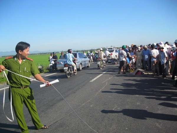 Xe máy cán phải đinh, hai mẹ con tử nạn  - 1