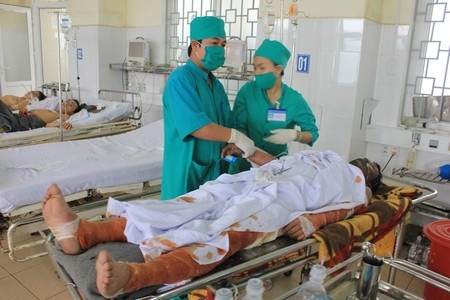 Xe máy bốc cháy dữ dội, người điều khiển nguy kịch - 2 Nạn nhân Trần Văn Thời đang cấp cứu tại Bệnh viện Đa khoa Quảng Ngãi