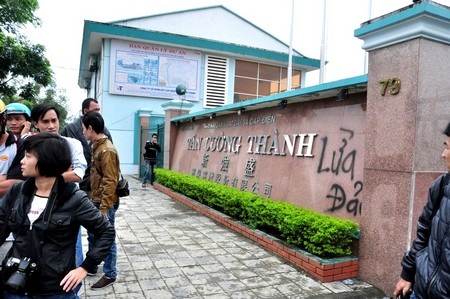 Người dân bao vậy cổng trụ sở Công ty Tân Cường Thành để đòi lại tiền và sổ đỏ