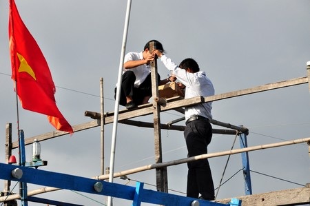 Gắn thiết bị kết nối vệ tinh để ngư dân bám biển dài ngày - 1 Tàu cá của ông Chiến được lắp đặt thiết bị định vị toàn cầu