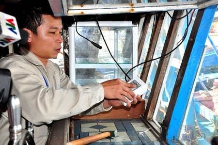 Gắn thiết bị kết nối vệ tinh để ngư dân bám biển dài ngày - 2 Bộ phận điều khiển đặt ngay cabin tàu cá