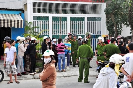 Nạn nhân lập bàn thờ kẻ giật hụi - 2 Tiểu thương bỏ hết công việc để tiếp tục bao vây nhà bà Trang đòi nợ