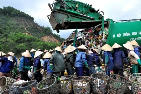 Bữa cơm tất niên giữa bãi rác khổng lồ - 2 Mỗi lần xe rác đến là cả chục người vây quanh
