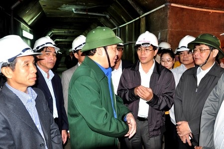 Đoàn công tác Quốc hội thăm bà con vùng động đất Sông Tranh - 1 Đoàn công tác Quốc hội thăm bà con vùng động đất Sông Tranh