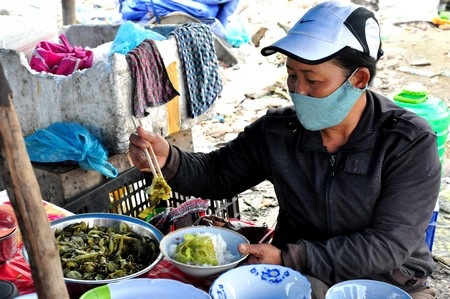 Bữa cơm tất niên giữa bãi rác khổng lồ - 4 Quán cơm ngay giữa bãi rác Khánh Sơn, ở đây có tất cả 3 quán cơm và nước giải khát
