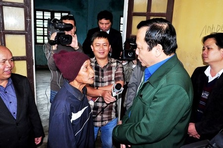 Đoàn công tác Quốc hội thăm bà con vùng động đất Sông Tranh - 2 Đoàn thăm hỏi gia đình bị thiệt hại do động đất