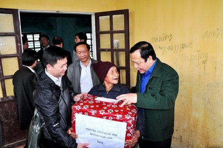 Đoàn công tác Quốc hội thăm bà con vùng động đất Sông Tranh - 3 Tặng quà ông Hồ Văn Xô, thôn tái định cư 3A, xã Trà Đốc, Bắc Trà My