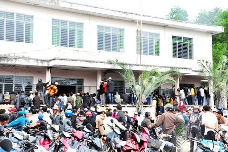 Giết bạn trai người yêu cũ, lĩnh 20 năm tù - 2 Rất đông người dân hiếu kỳ đến tham dự phiên tòa