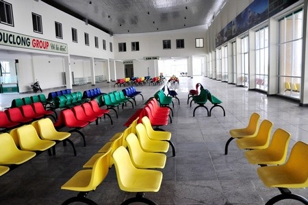 Bến xe khách trăm tỉ chỉ để... ngắm! - 5 Nhà chờ của khách rất khang trang nhưng không có người