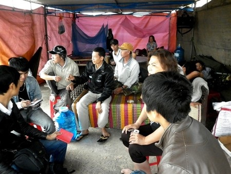 Các chủ nợ hết dùng xe tải chặn trước cổng nhà máy cồn Đại Tân nay lại dựng lều ở để được trả nợ