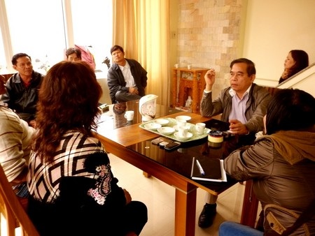 Các chủ nợ đang nói chuyện với ông Lưu Quang Thái (áo trắng bên phải) tại trụ sở Công ty