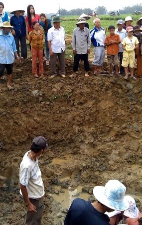 Công việc khai quật và đưa các liệt sĩ về nghĩa trang liệt sĩ của xã. Ảnh: B.B.