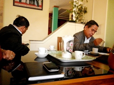 Ông Lưu Quang Thái (phải) sau nhiều ngày “mất tích” đã xuất hiện để làm việc với các chủ nợ