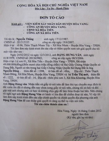 Hàng chục người dân bao vây nhà “cò” làm sổ đỏ