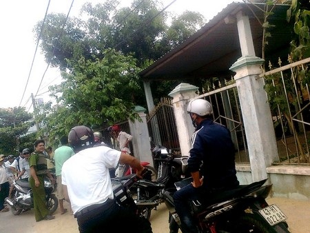 Hàng chục người dân bao vây nhà “cò” làm sổ đỏ