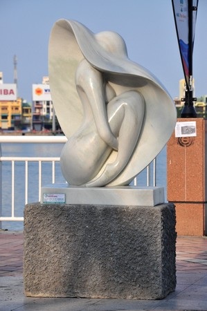 Thiếu nữ “nude” hóa đá bên sông Hàn