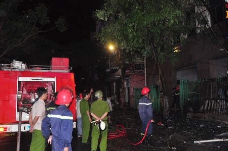 Bảng quảng cáo trên nóc nhà bốc cháy dữ dội