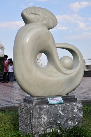 Thiếu nữ “nude” hóa đá bên sông Hàn