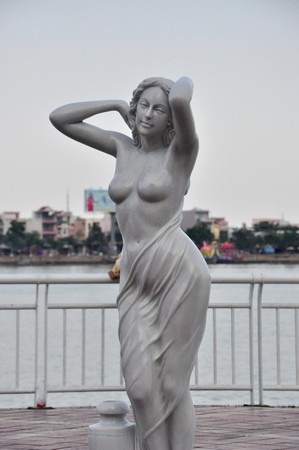Thiếu nữ “nude” hóa đá bên sông Hàn