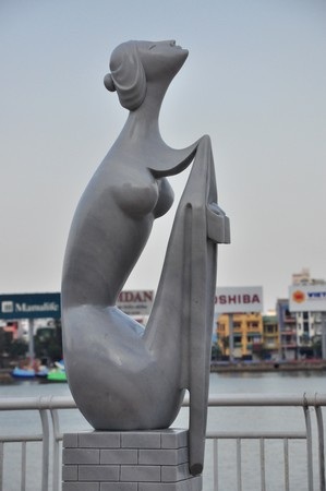 Thiếu nữ “nude” hóa đá bên sông Hàn