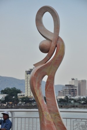 Thiếu nữ “nude” hóa đá bên sông Hàn