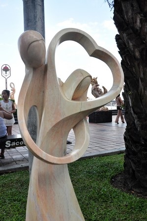 Thiếu nữ “nude” hóa đá bên sông Hàn