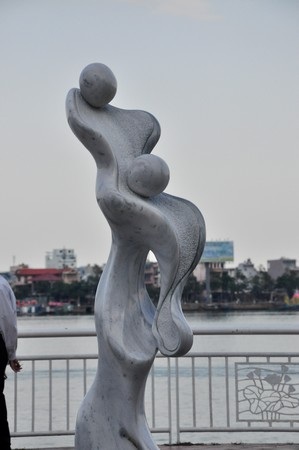 Thiếu nữ “nude” hóa đá bên sông Hàn