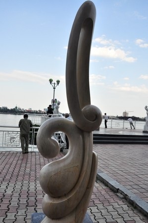 Thiếu nữ “nude” hóa đá bên sông Hàn