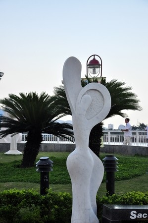 Thiếu nữ “nude” hóa đá bên sông Hàn