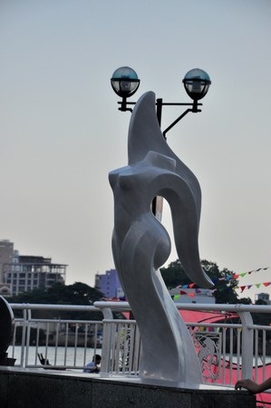 Thiếu nữ “nude” hóa đá bên sông Hàn