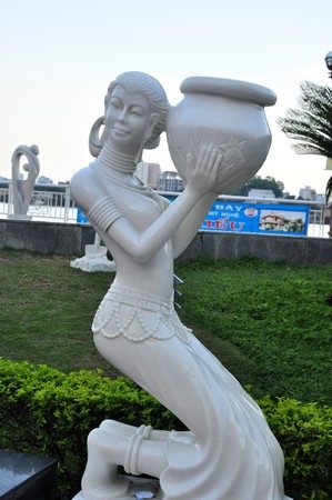 Thiếu nữ “nude” hóa đá bên sông Hàn