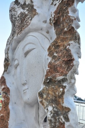 Thiếu nữ “nude” hóa đá bên sông Hàn