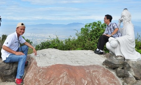 Cây đa nghìn năm tuổi trên núi Sơn Trà