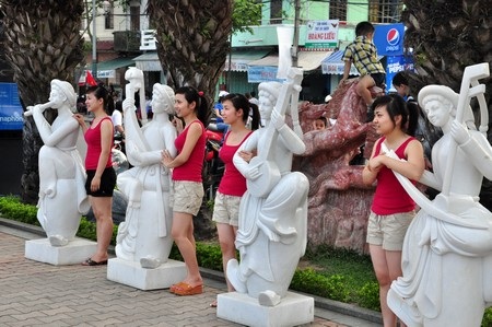 Thiếu nữ “nude” hóa đá bên sông Hàn