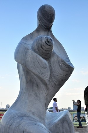 Thiếu nữ “nude” hóa đá bên sông Hàn